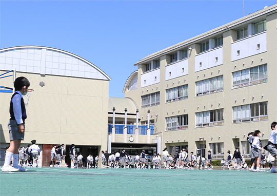 桐光学園小学校のグラウンドの画像